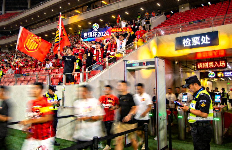 世俱杯球场看台球迷观赛与票务检票通道画面